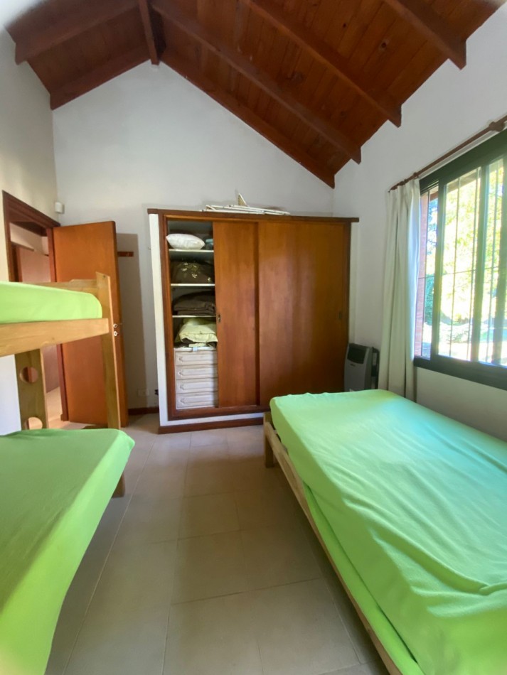 Chalet en golf pinamar, con hermoso parque, para 5 personas.