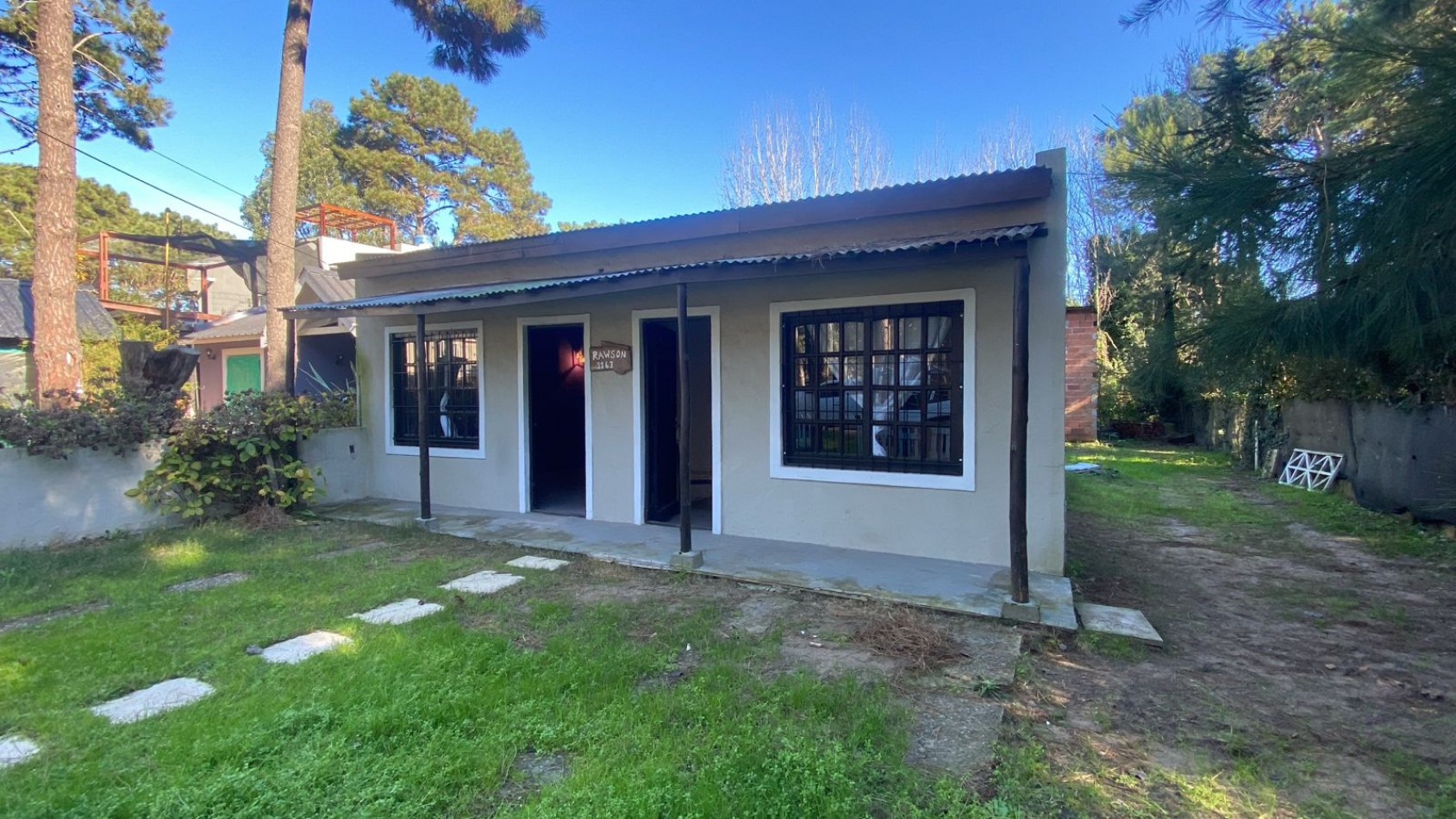 CASA EN OPORTUNIDAD, CON 2 DUPLEX A TERMINAR ,OSTENDE