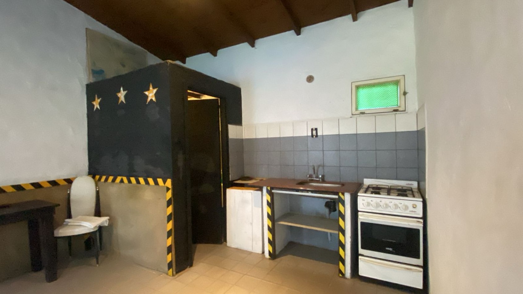 CASA EN OPORTUNIDAD, CON 2 DUPLEX A TERMINAR ,OSTENDE