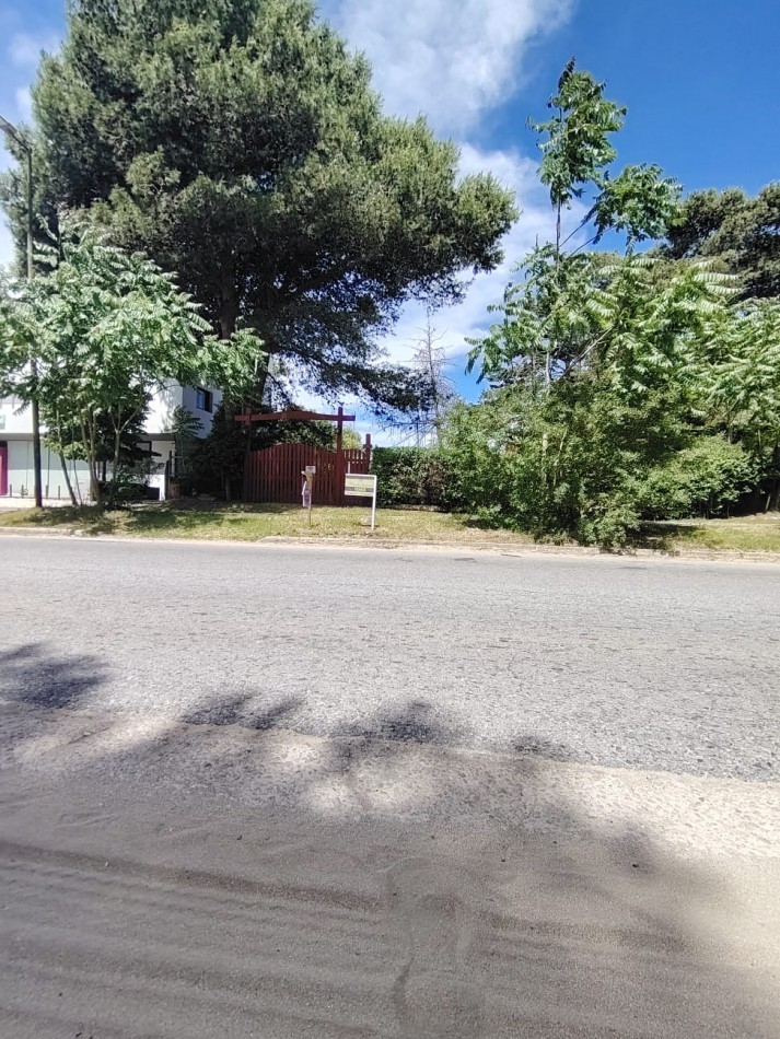 TERRENO MULTIFAMILIAR EN AVENIDA INTERMEDANOS, PINAMAR