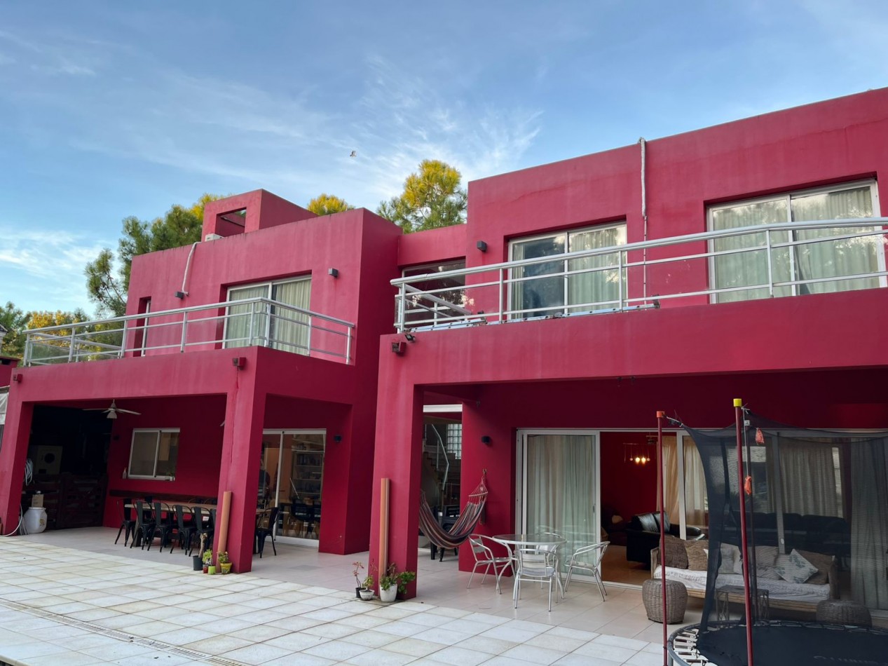 Casa de diseño en barrio privado La Herradura