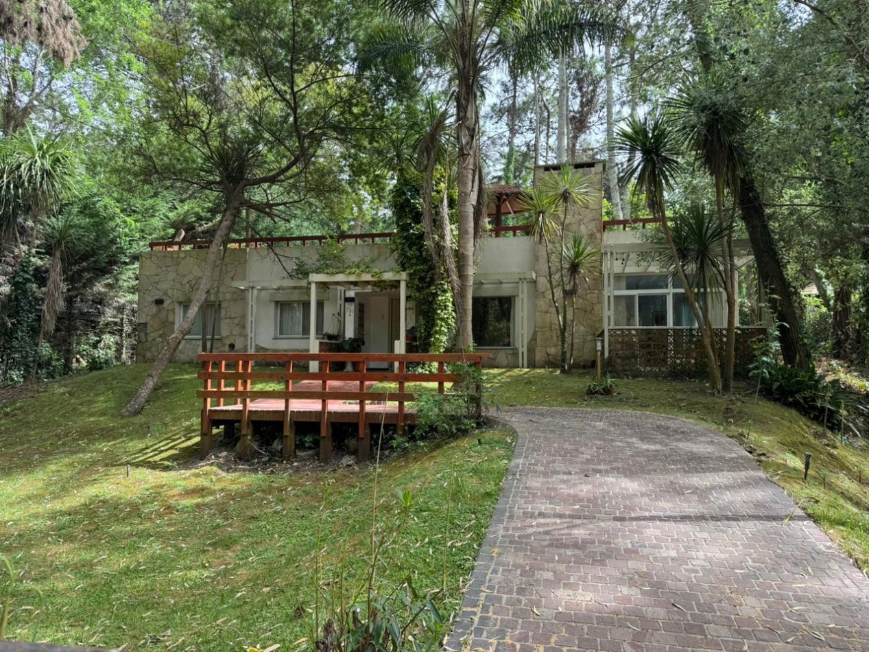 CASA DE 5 AMBIENTES VENTA EN CARILO 