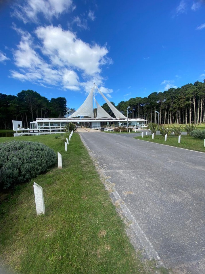 LOTE 43 -EN BARRIO BRISAS EN VILLA ROBLES -CERCANO AL MAR