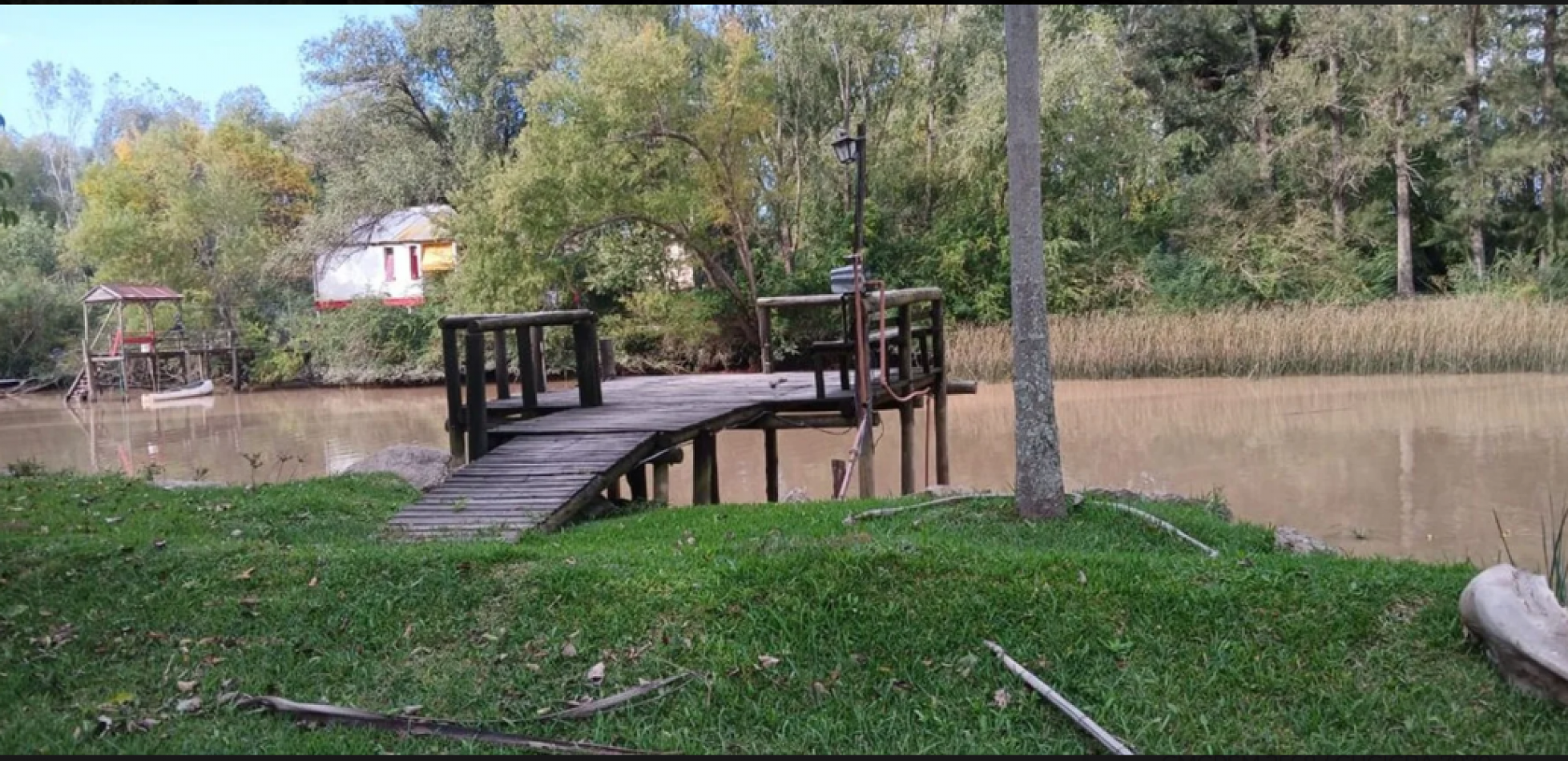 Tres cabañas en Delta Tigre en lote de 10.000 m2