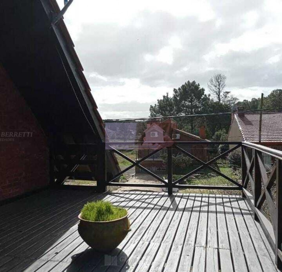 CASA VENTA MAR DE OSTENDE A 5 CUADRAS DEL MAR  FINANCIA PERMUTA 