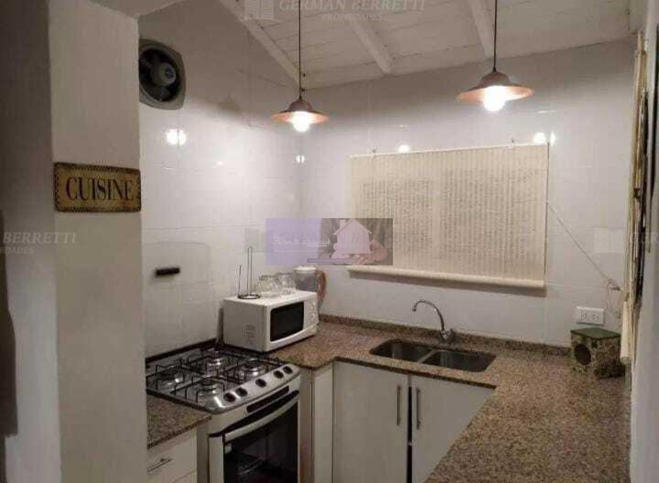 CASA VENTA MAR DE OSTENDE A 5 CUADRAS DEL MAR  FINANCIA PERMUTA 