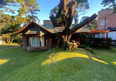 Chalet en golf pinamar, con hermoso parque, para 5 personas.