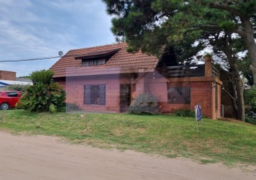CASA VENTA MAR DE OSTENDE A 5 CUADRAS DEL MAR  FINANCIA PERMUTA 